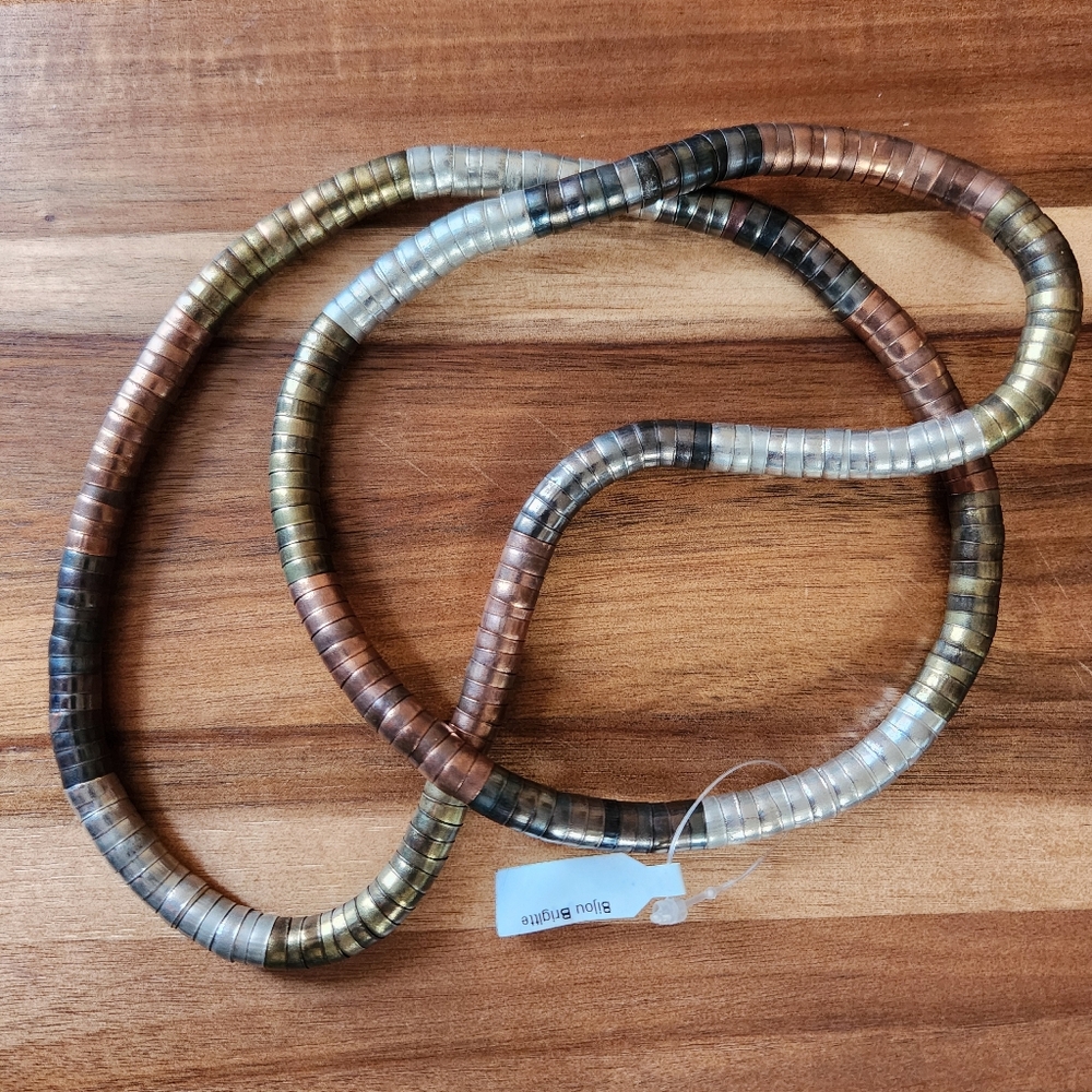 Stylish Metallic Necklace with Earthy Tones